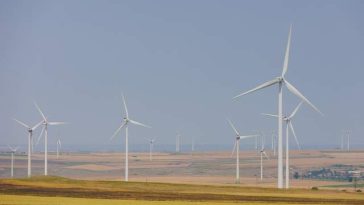 PPC Renewables România investeşte 87 de milioane de lei într-un sistem de stocare a energiei în baterii construit în cadrul parcului eolian Corugea. O parte din sumă provine din Fondul pentru Modernizare