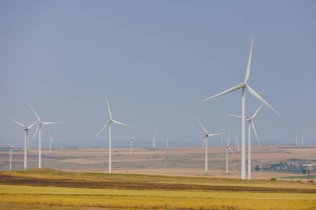 PPC Renewables România investeşte 87 de milioane de lei într-un sistem de stocare a energiei în baterii construit în cadrul parcului eolian Corugea. O parte din sumă provine din Fondul pentru Modernizare
