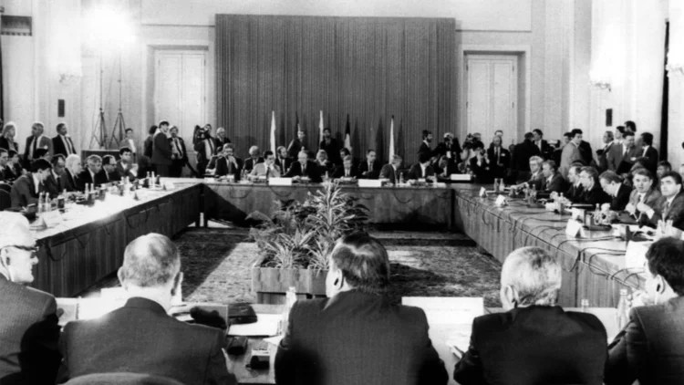 DOCUMENTAR: 35 de ani de la semnarea la Praga a desființării Organizației Tratatului de la Varșovia (1 iulie)