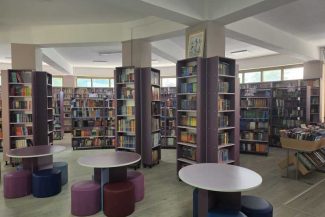 BIBLIOTECA AZI/Neamț: Bibliotecile refuză să se ‘predea’ în fața inteligenței artificiale și folosesc tehnologia pentru dezvoltarea serviciilor…