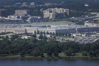 Un judecător american a blocat regula Pentagonului ca jurnaliștii să fie însoțiți în interiorul Departamentului