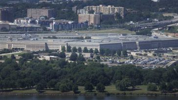 Un judecător american a blocat regula Pentagonului ca jurnaliștii să fie însoțiți în interiorul Departamentului