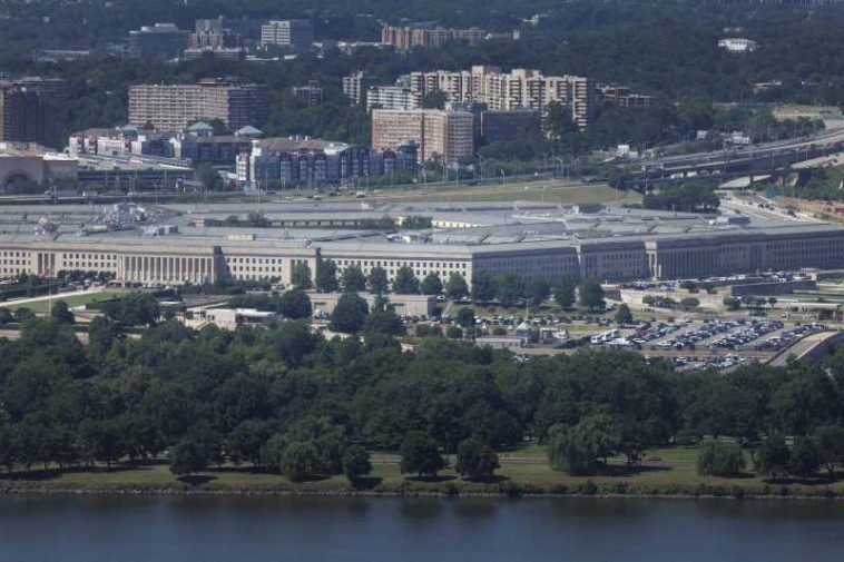 Un judecător american a blocat regula Pentagonului ca jurnaliștii să fie însoțiți în interiorul Departamentului