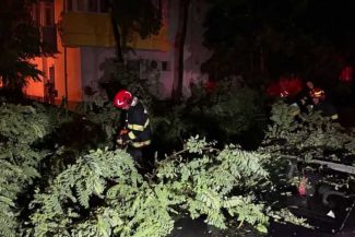 ISUBIF: Noi forțe dislocate din județe în sprijinul pompierilor bucureșteni care acționează după furtună