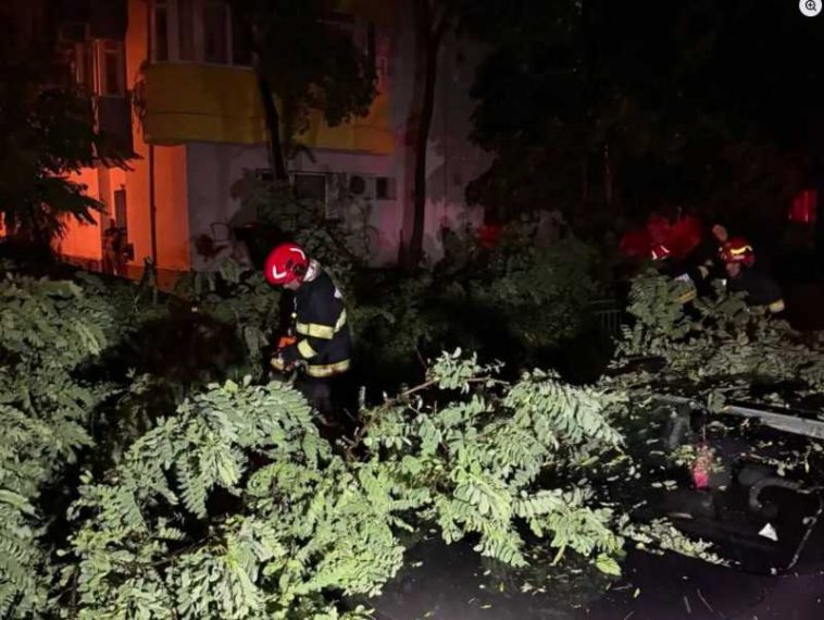 ISUBIF: Noi forțe dislocate din județe în sprijinul pompierilor bucureșteni care acționează după furtună