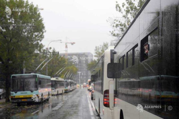 Circulația pe majoritatea liniilor de transport în comun a fost reluată; troleibuzele 69 și 79 rămân blocate pe strada Constantin Brâncuși