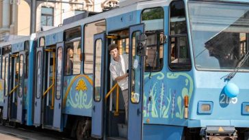 Bihor: Un tramvai vechi Tatra, pictat de elevi în stil Art Nouveau, circulă la Oradea