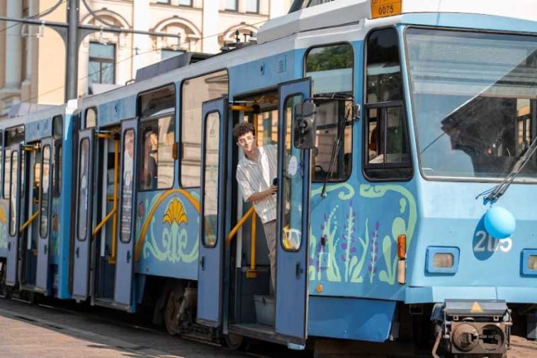 Bihor: Un tramvai vechi Tatra, pictat de elevi în stil Art Nouveau, circulă la Oradea