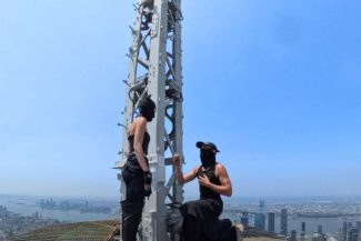 VIDEO Doi ruși s-au logodit și au arborat un banner pacifist pe Empire State Bulding din New York