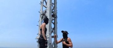 VIDEO Doi ruși s-au logodit și au arborat un banner pacifist pe Empire State Bulding din New York