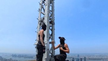 VIDEO Doi ruși s-au logodit și au arborat un banner pacifist pe Empire State Bulding din New York