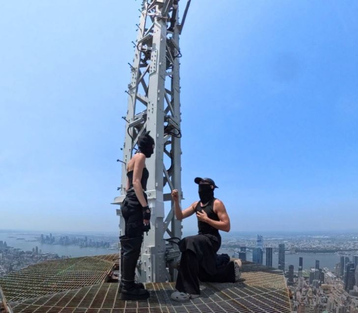 VIDEO Doi ruși s-au logodit și au arborat un banner pacifist pe Empire State Bulding din New York
