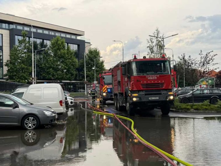 Sibiu: Copaci căzuți și subsoluri inundate; pompierii intervin în mai multe zone ale municipiului
