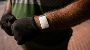 Barcelona introduce brățări de monitorizare a temperaturii corporale pentru angajații care lucrează în aer liber