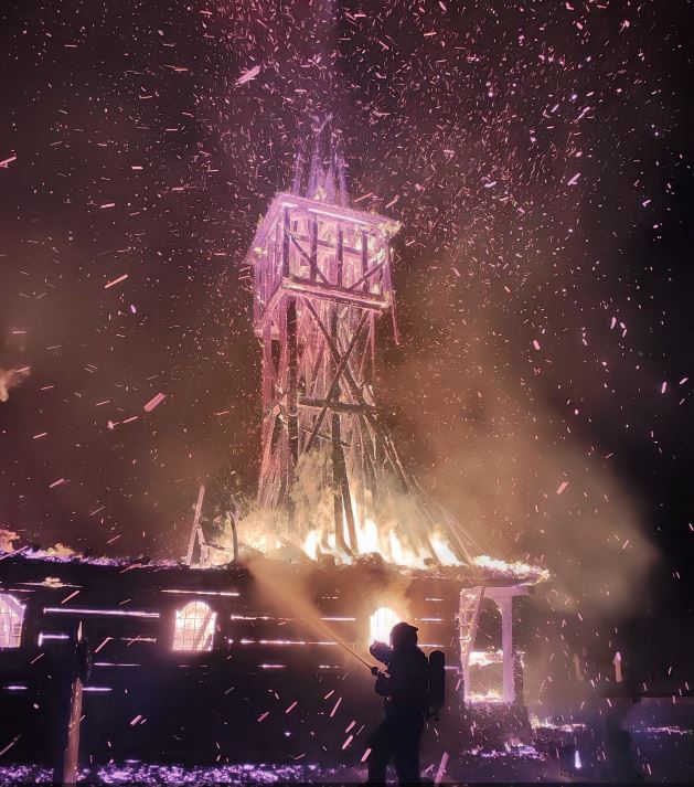Maramureș: Biserica veche de peste 300 de ani din satul Posta, distrusă de un incendiu puternic