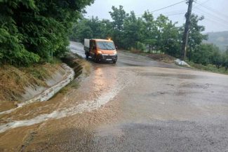 Botoșani: Circulație îngreunată pe DN 29C și DN 29F din cauza apei de pe carosabil
