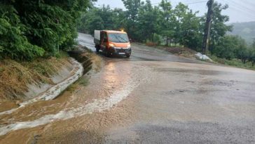 Botoșani: Circulație îngreunată pe DN 29C și DN 29F din cauza apei de pe carosabil