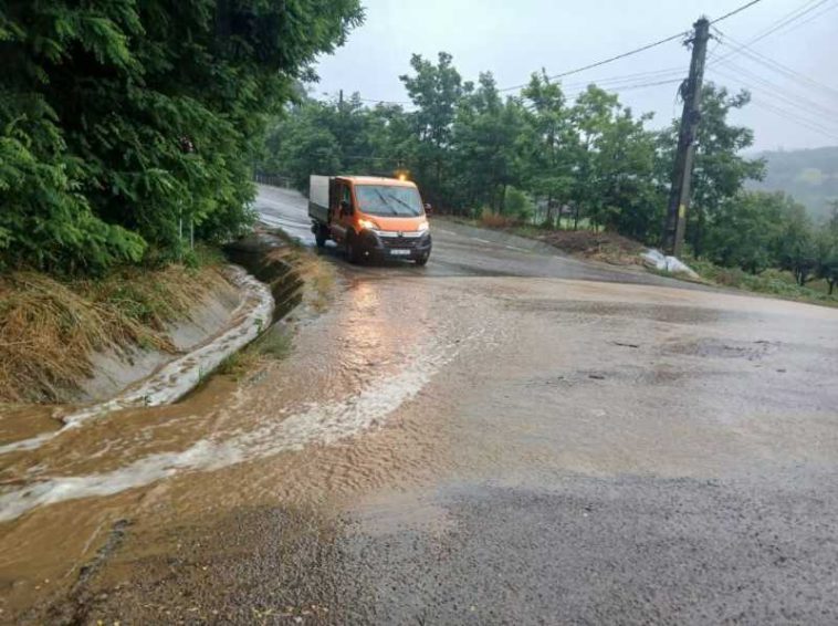 Botoșani: Circulație îngreunată pe DN 29C și DN 29F din cauza apei de pe carosabil