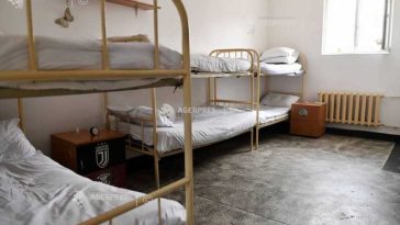 Sibiu: Patru adolescenți, reținuți pentru tentativă de omor după ce au atacat un bărbat cu săbii și bâte