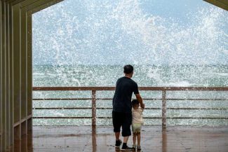 Furtuna tropicală Maysak a lovit provincia chineză Hainan; curse aeriene și de feribot au fost suspendate