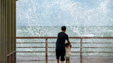 Furtuna tropicală Maysak a lovit provincia chineză Hainan; curse aeriene și de feribot au fost suspendate