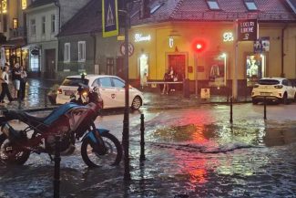 Brașov: Circulație alternativă pe drumul spre Poiană, după prăbușirea unei părți a zidului de susținere