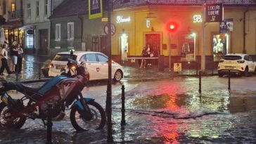 Brașov: Circulație alternativă pe drumul spre Poiană, după prăbușirea unei părți a zidului de susținere