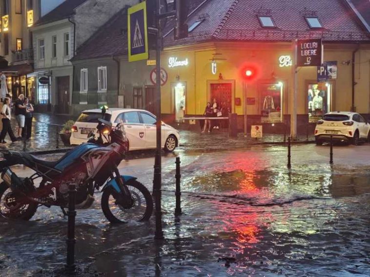 Brașov: Circulație alternativă pe drumul spre Poiană, după prăbușirea unei părți a zidului de susținere