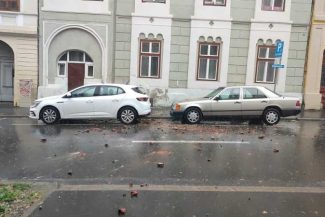 Sibiu: Un horn deteriorat de ploi s-a prăbușit și a avariat trei mașini