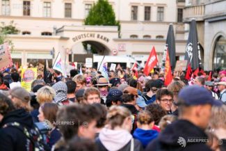 Mii de germani încearcă să blocheze conferința AfD de la Erfurt