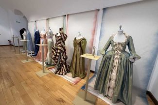 Bihor: Expoziția ‘Rezonanțe în timp’, călătorie prin moda și universul feminin din La Belle Epoque (GALERIE FOTO)