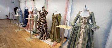 Bihor: Expoziția ‘Rezonanțe în timp’, călătorie prin moda și universul feminin din La Belle Epoque (GALERIE FOTO)