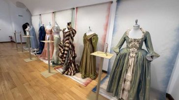 Bihor: Expoziția ‘Rezonanțe în timp’, călătorie prin moda și universul feminin din La Belle Epoque (GALERIE FOTO)