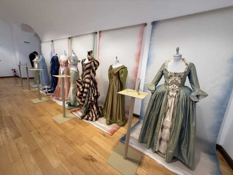 Bihor: Expoziția ‘Rezonanțe în timp’, călătorie prin moda și universul feminin din La Belle Epoque (GALERIE FOTO)