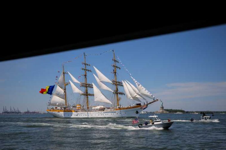 VIDEO SUA250/Nava școală Mircea, la Parada Velierelor din New York