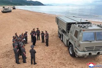 Liderul nord-coreean Kim Jong Un a supravegheat lansarea unei rachete de croazieră de pe o navă de război