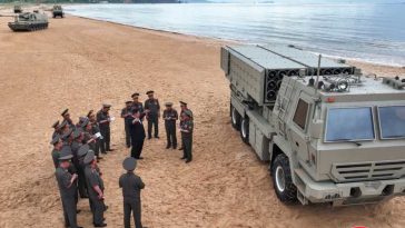 Liderul nord-coreean Kim Jong Un a supravegheat lansarea unei rachete de croazieră de pe o navă de război