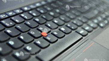 Opt din zece români susțin că statul implementează prea lent digitalizarea (studiu)