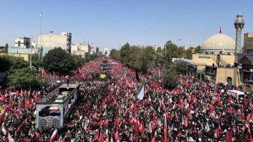 Iran: Cortegiul funerar care transportă sicriul ayatollahului Ali Khamenei a început să străbată străzile Teheranului