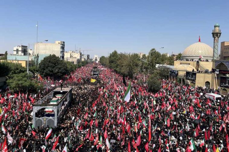 Iran: Cortegiul funerar care transportă sicriul ayatollahului Ali Khamenei a început să străbată străzile Teheranului