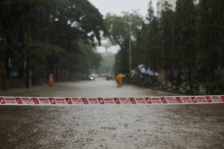 Șase decese în orașul indian Mumbai în urma ploilor torențiale care au provocat pagube și au perturbat transporturile