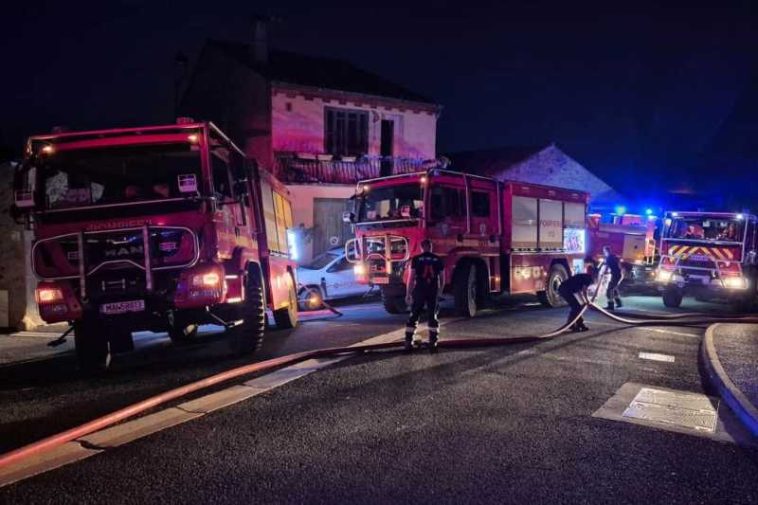 DSU: Pompierii români au acționat în sprijinul colegilor francezi pentru protejarea de foc a gospodăriilor în zona Trevillach