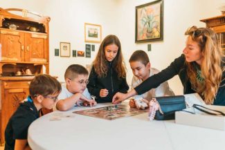 Bihor: Primul joc de societate despre patrimoniul Art Nouveau la Casa Darvas, cu ateliere pentru toți