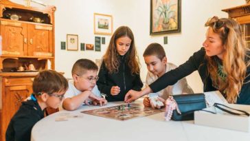 Bihor: Primul joc de societate despre patrimoniul Art Nouveau la Casa Darvas, cu ateliere pentru toți