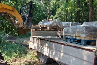 Mureș: Pavaje și borduri sculptate de la începutul secolului XX, recuperate de Grădina Zoologică