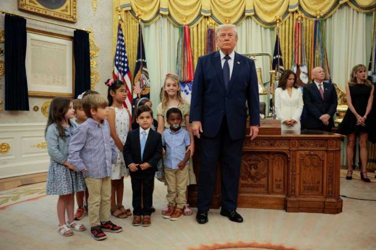 SUA:’Conturile Trump’ a 500.000 de copii au fost alimentate cu primii 1000 de dolari, anunță liderul de la Casa Albă