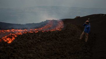 Aeroportul din Catania rămâne închis din cauza activității eruptive a vulcanului Etna