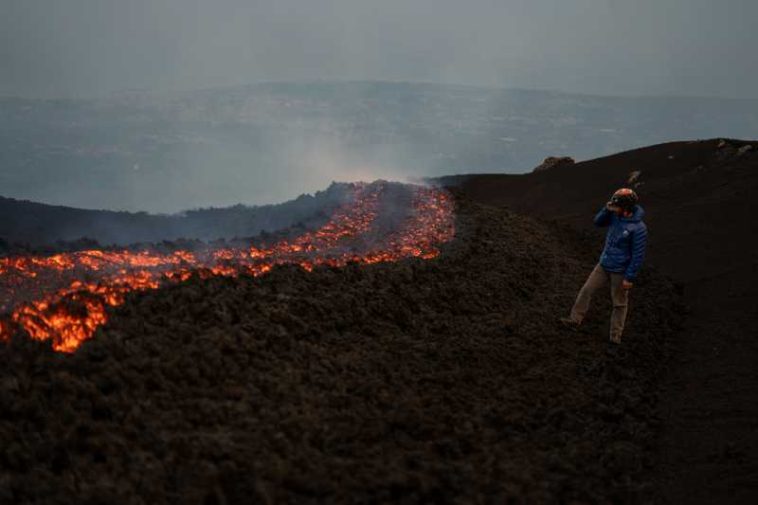 Aeroportul din Catania rămâne închis din cauza activității eruptive a vulcanului Etna