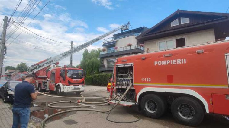 Vrancea: Incendiu la mansarda unui bloc din Focșani; zece persoane s-au autoevacuat