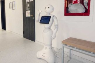 Bihor: Roboțelul Pepper îi întâmpină pe candidații la Facultatea de Științe Economice și le oferă informații despre admitere